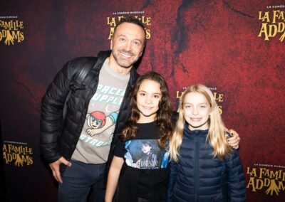 Le comédien, animateur et metteur en scène Joël Legendre, accompagné d'une de ses filles et d'une amie Crédit photo : Éric Myre
