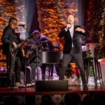 Joël Legendre dans un tableau du spectacle Noël une tradition en chanson 2023. Crédit : Jean-Charles Labarre / Courtoisie Production
